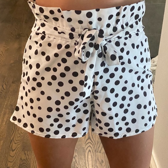 BOOHOO HIGH WAIST POLKA DOT PAPER BAG WAIST SHORTS WHITE BLACK CASUAL CUTE - Picture 3 of 6